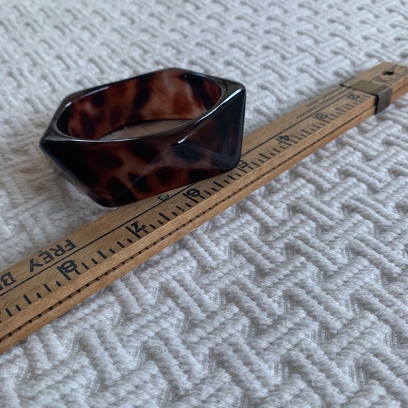 ❤️ Angular Tortoiseshell Bangle - Picture 3 of 4